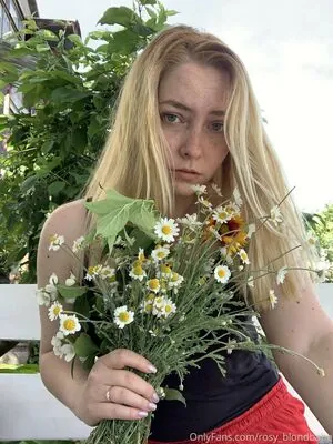 rosy_blondbabe