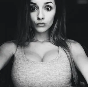Rita Flores 69
