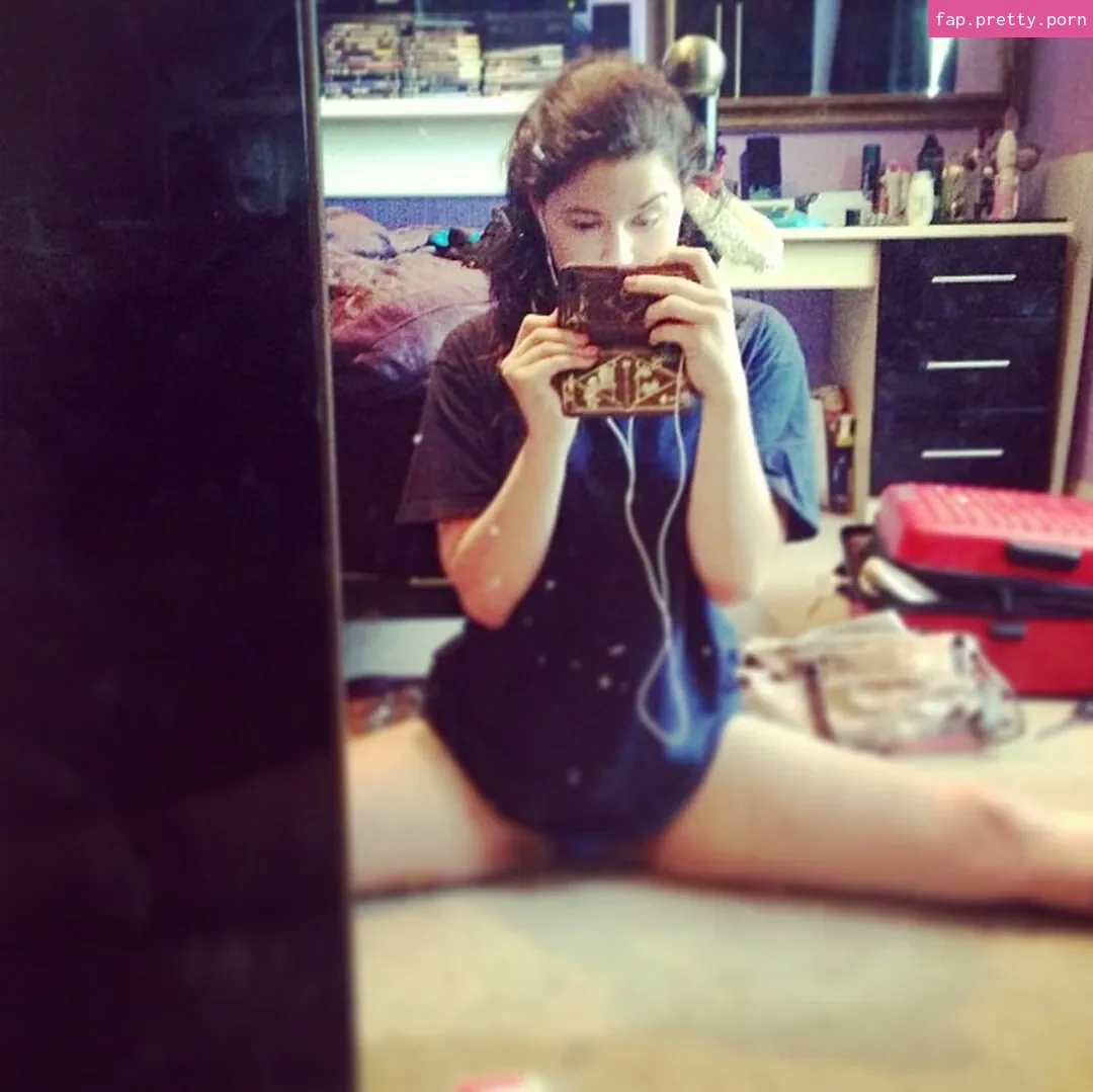 Rebecca Gilliland - Photo #01