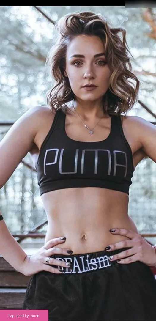 Regina Hixt - Photo #07