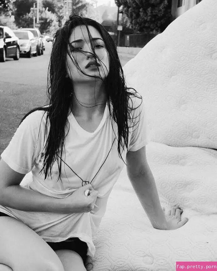 Reina Hardesty - Photo #01