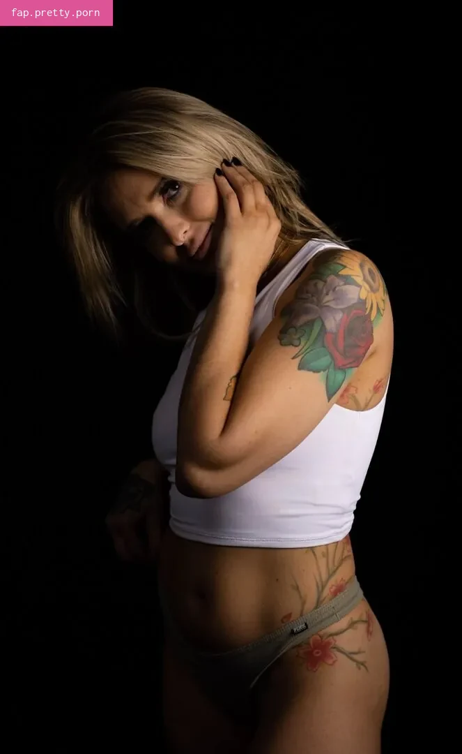 Robin Love - Photo #03