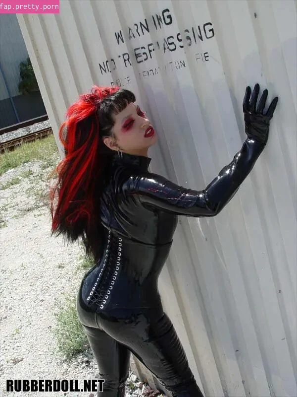 RubberDoll - Photo #06