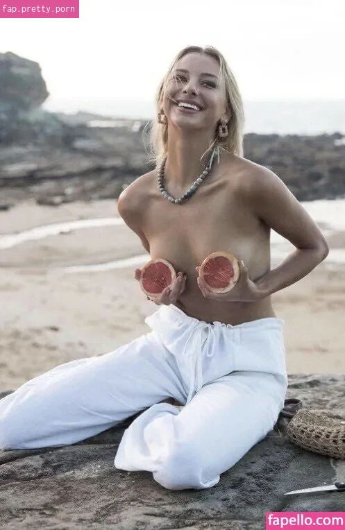Stephanie Belovukovic - Photo #02