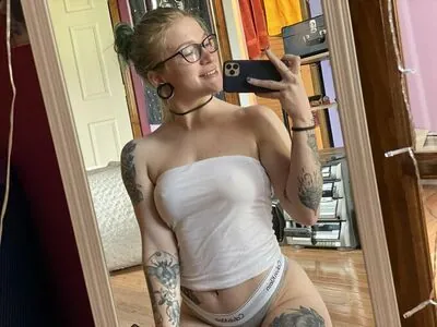 Strawberryybl0nde/ Becka Beale