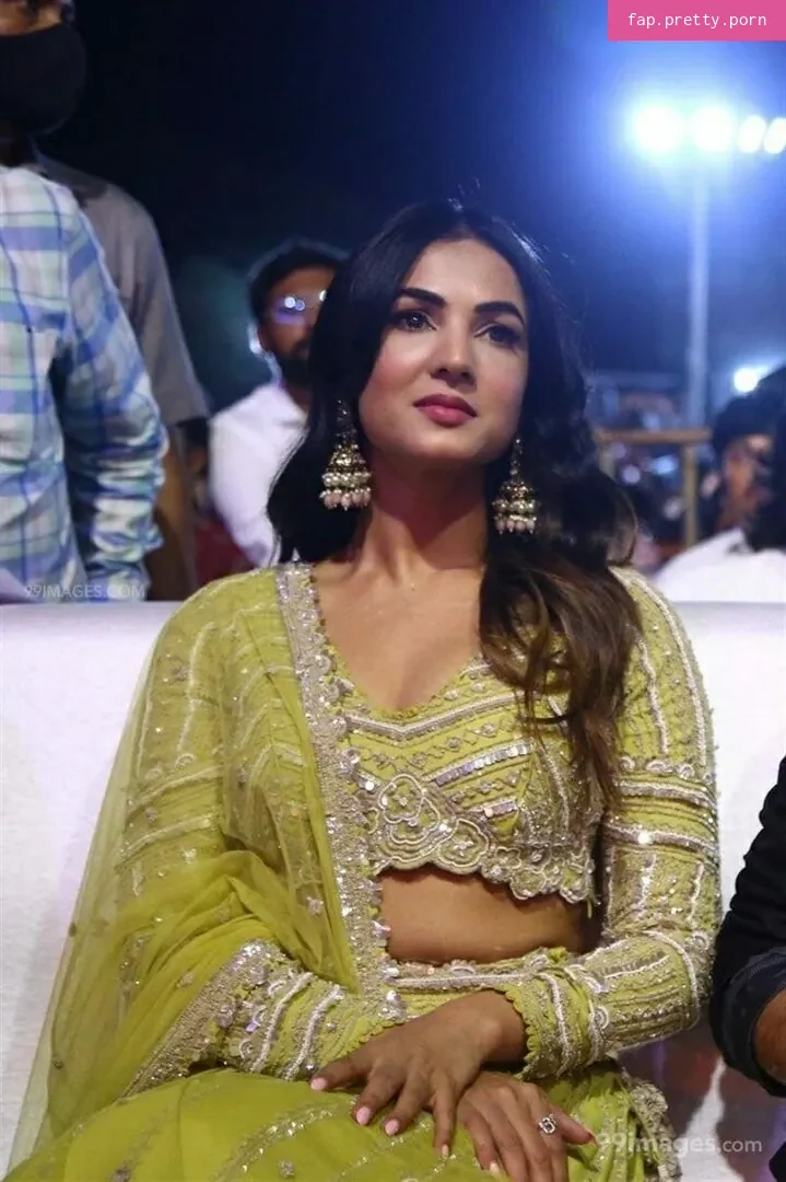Sonal Chauhan - Photo #33
