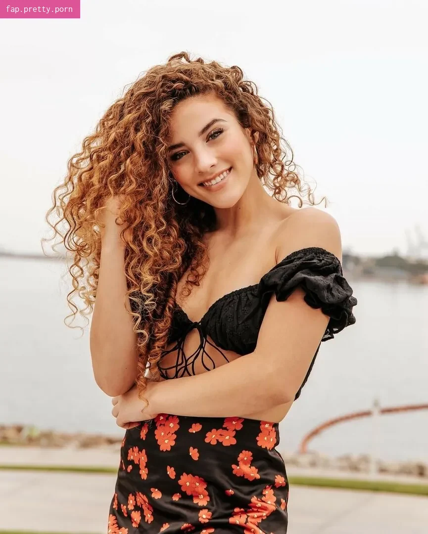 Sofie Dossi - Photo #02