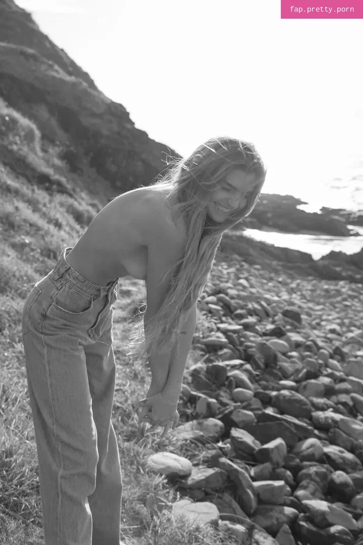 Sjana Elise Earp - Photo #05