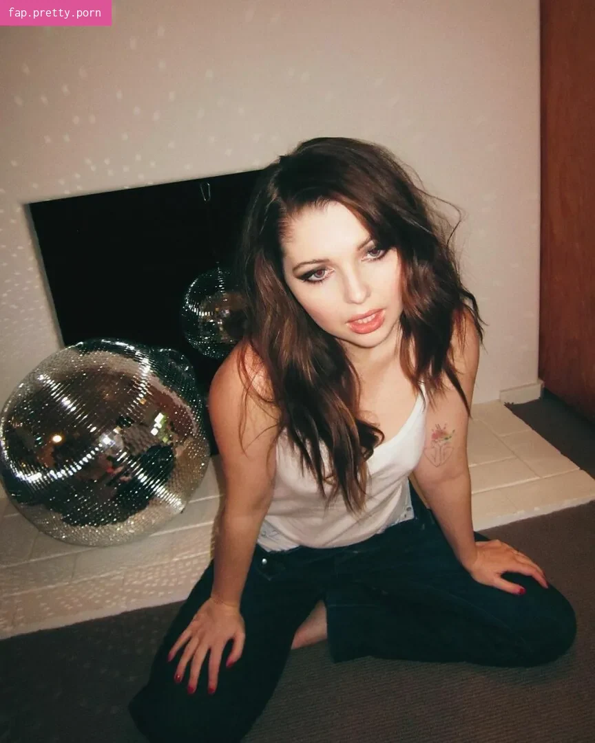 Sammi Hanratty - Photo #56