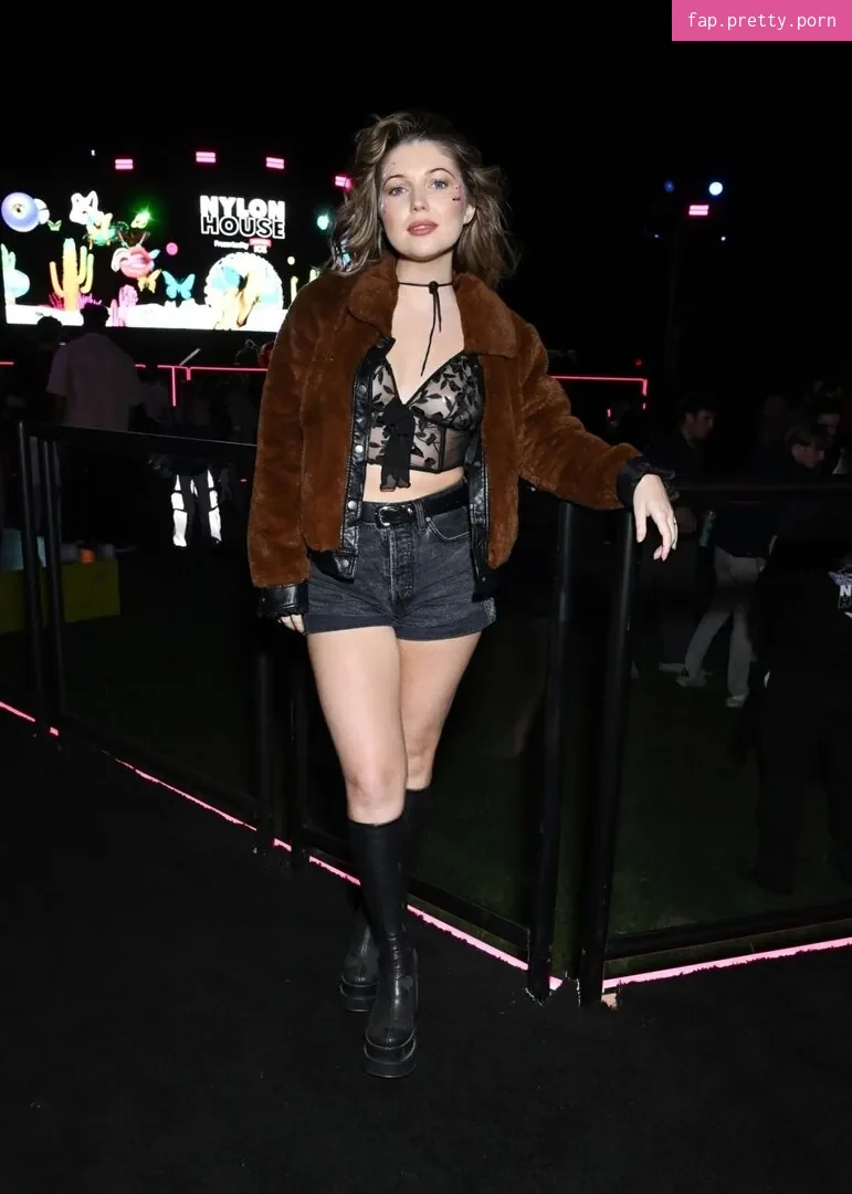 Sammi Hanratty - Photo #10