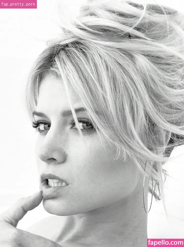 Sarah Jones - Photo #05