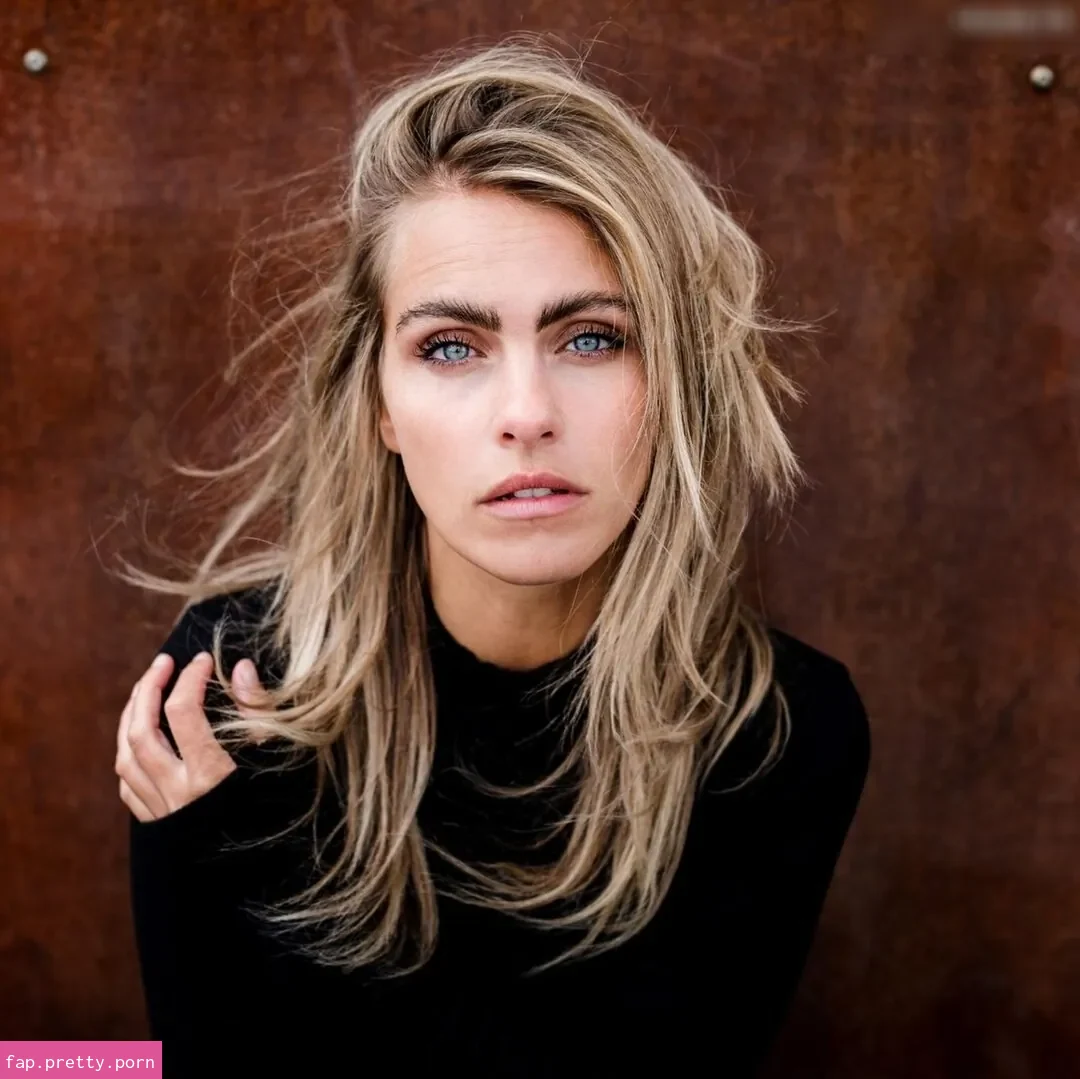 Sarah Mangione - Photo #01