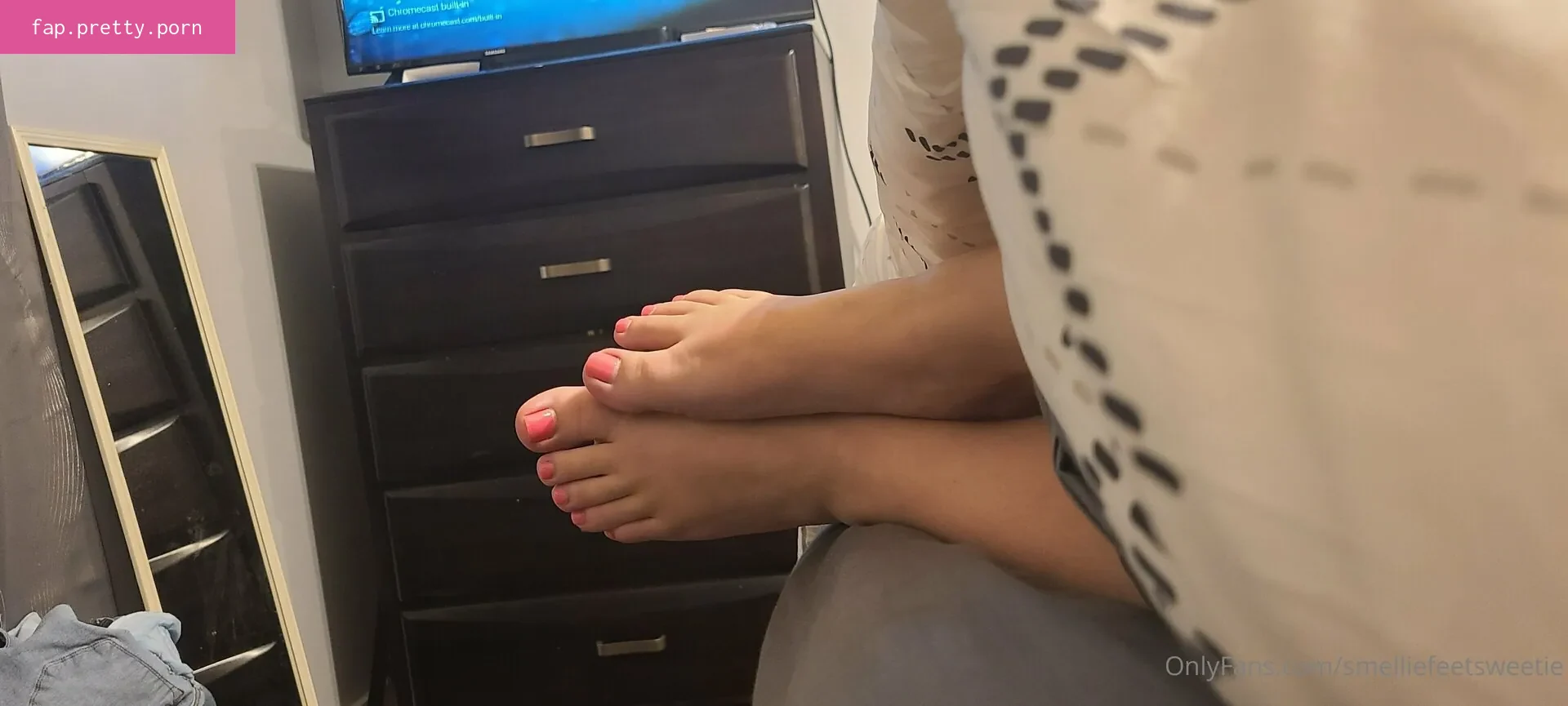 smelliefeetsweetie - Photo #38