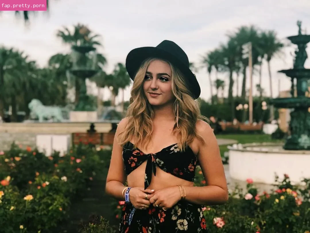 Sophie Reynolds - Photo #12