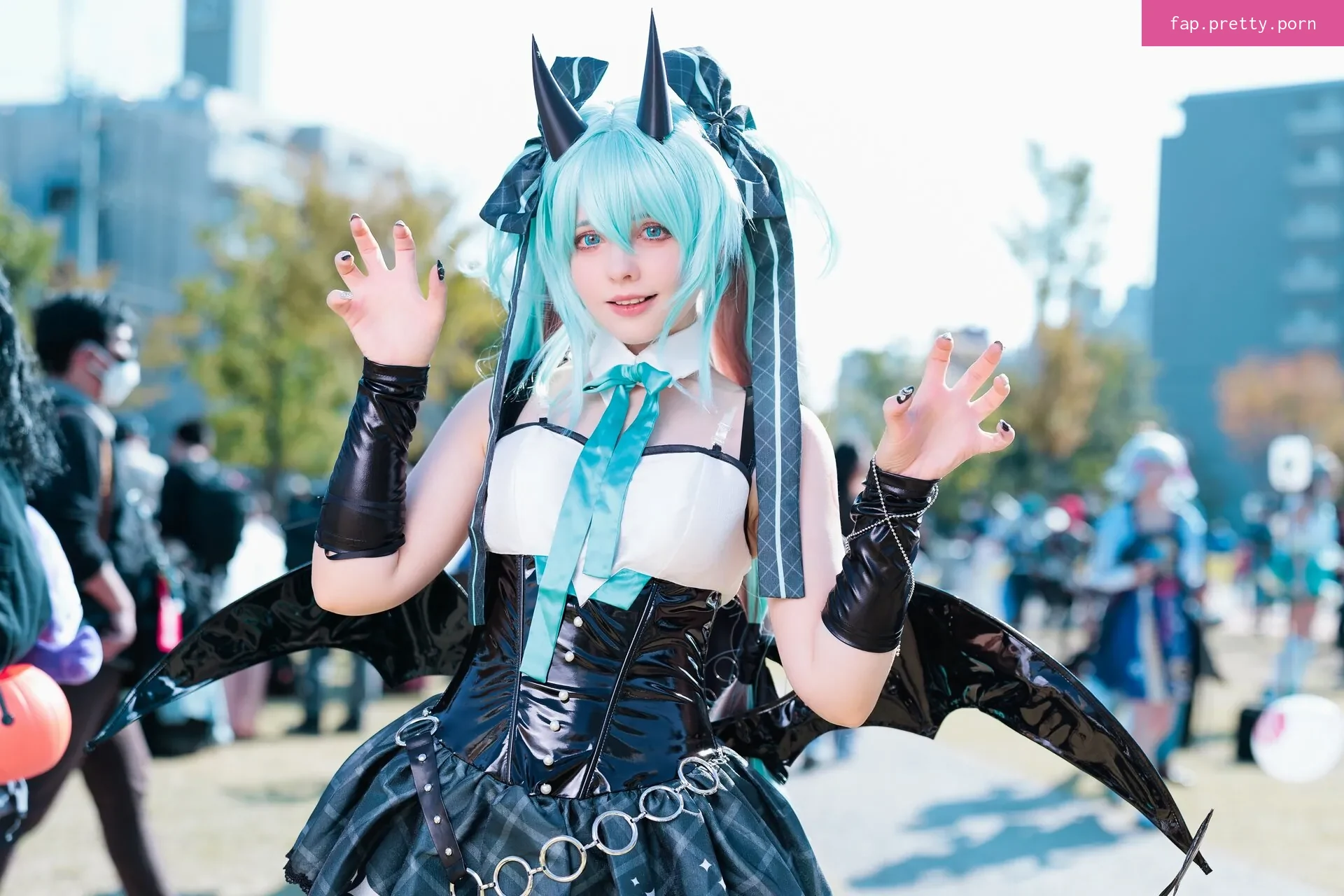 Saya Scarlet - Photo #01