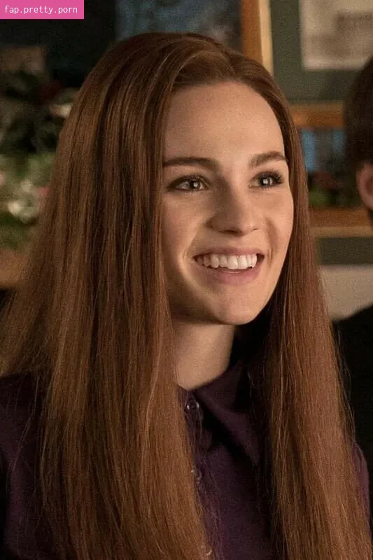Sophie Skelton - Photo #34