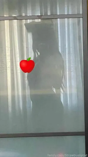 Strawbussycat