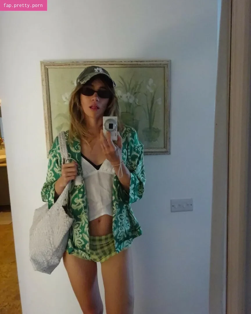 Suki Waterhouse - Photo #25