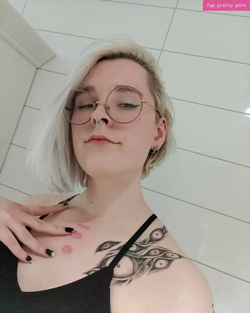 Tall Goth - Photo #04