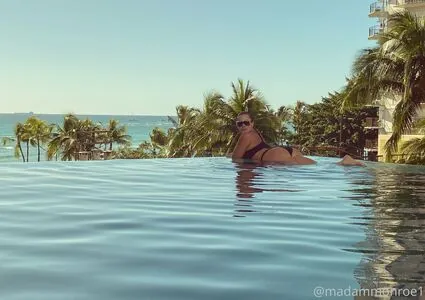 thecurvyqueen01