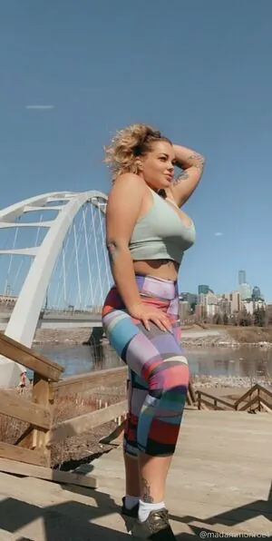 thecurvyqueen01