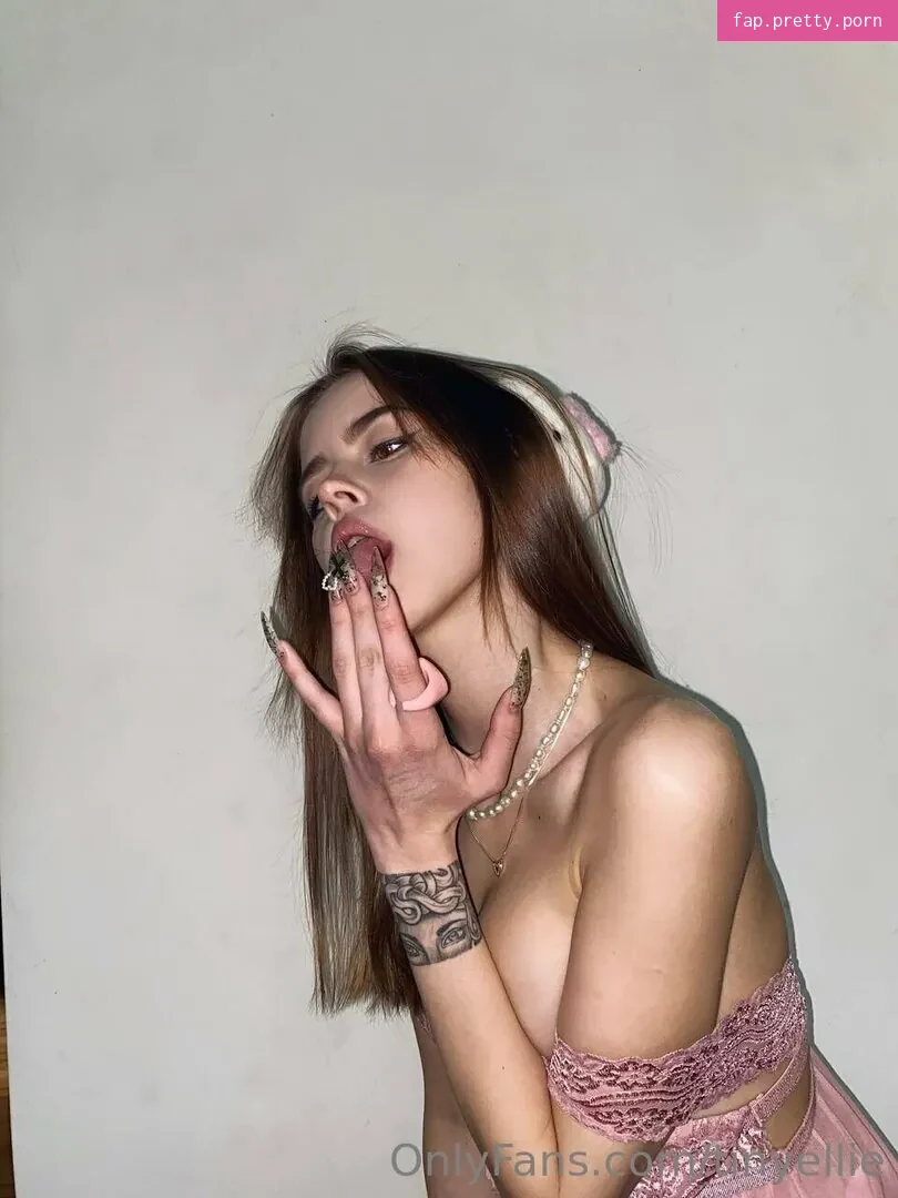 tinyellie - Photo #23