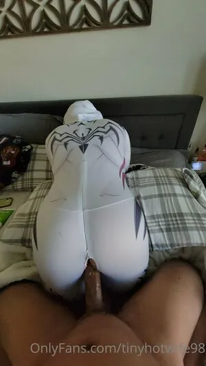 Tinyhotwife98