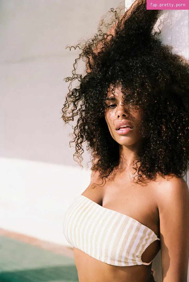 Tina Kunakey - Photo #06