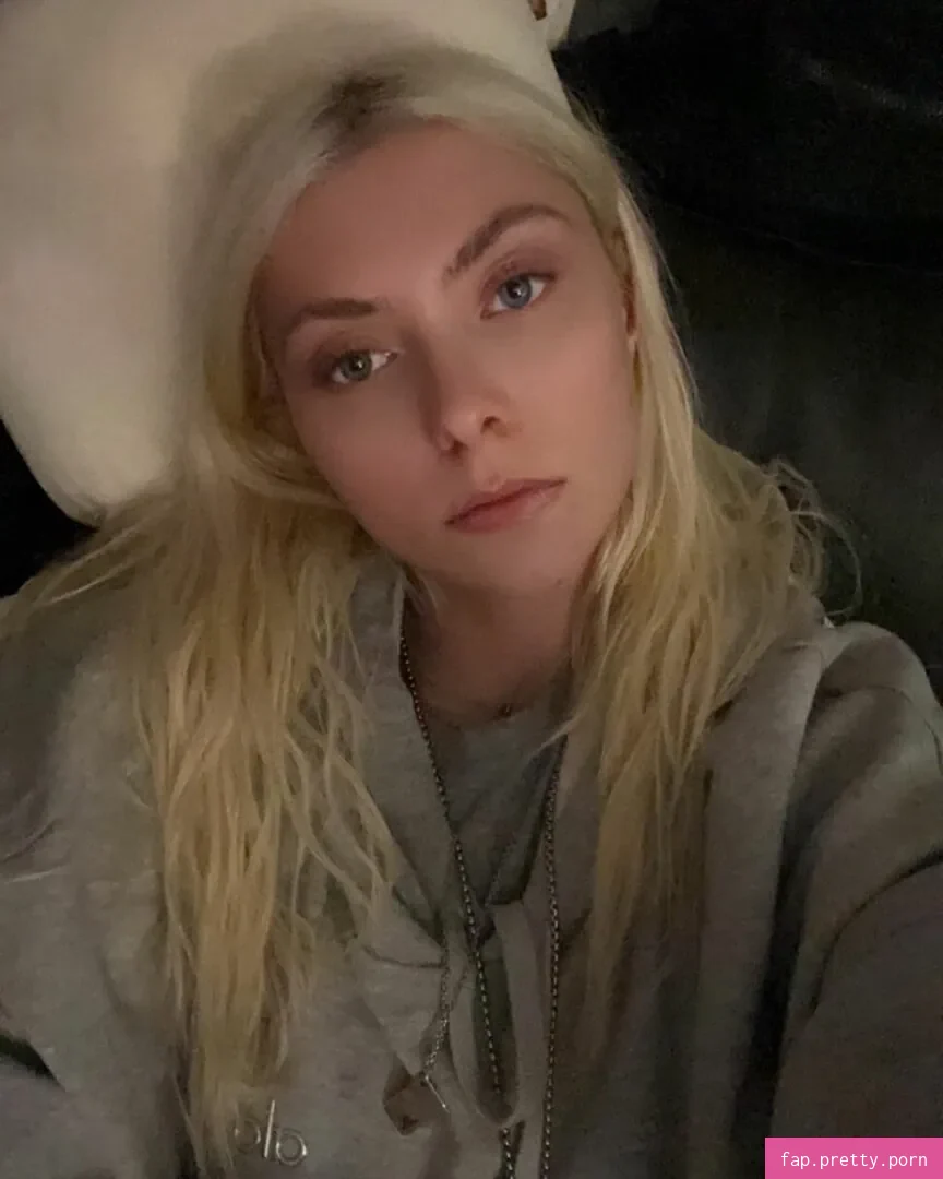 Taylor Momsen - Photo #01