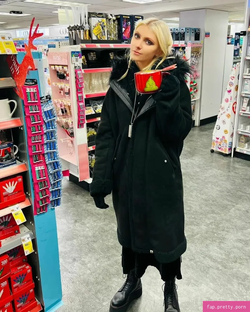 Taylor Momsen - Photo #98