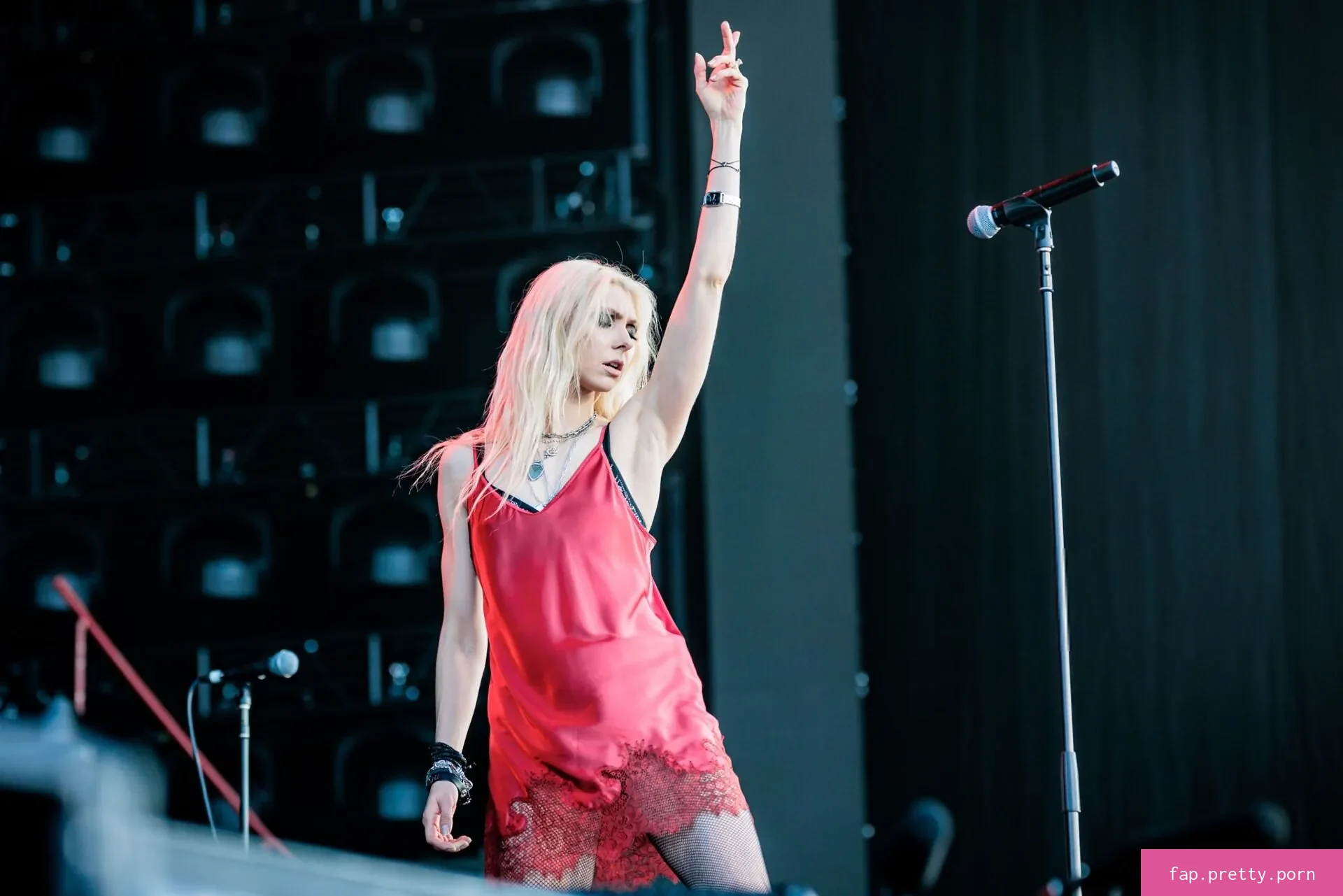 Taylor Momsen - Photo #12