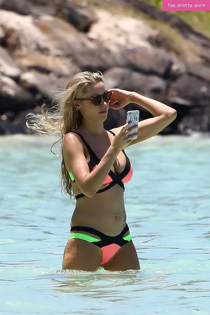 Una Healy - Photo #04
