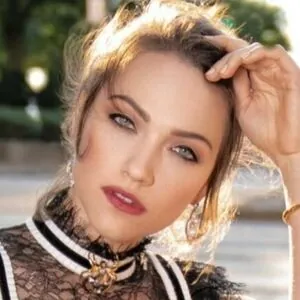 Violett Beane