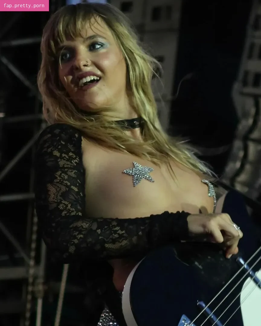 Victoria De Angelis - Photo #19