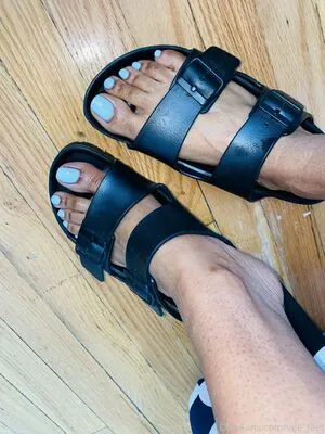vee_feet