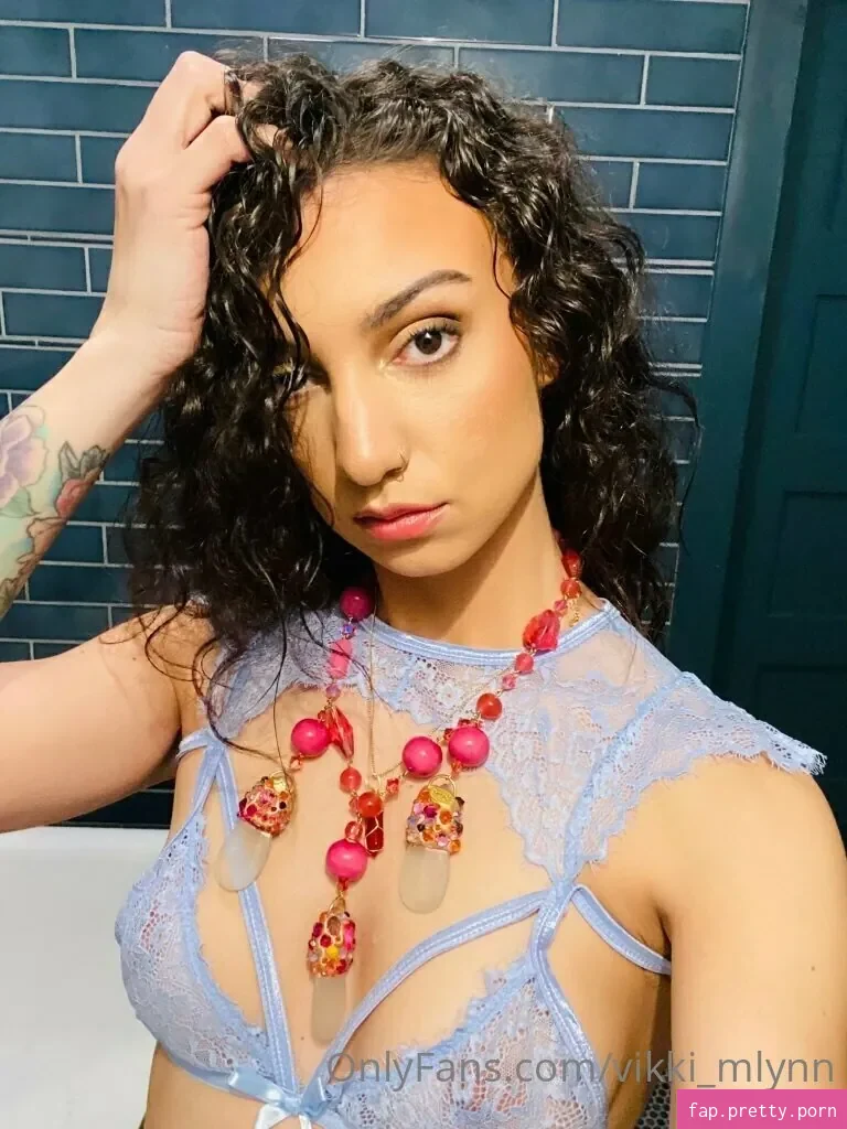 Vikki Mlynn - Photo #12