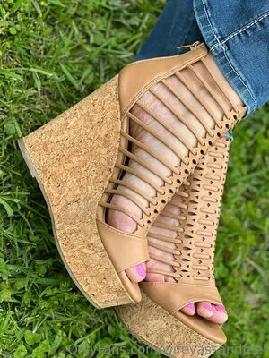 wifeyassandfeet