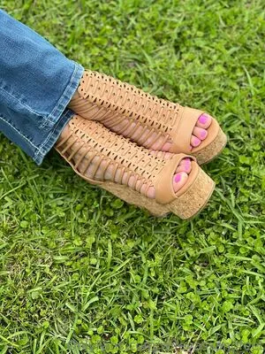 wifeyassandfeet