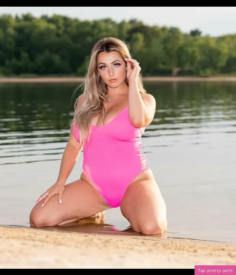 Yazmin Holmes - Photo #09