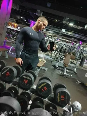 youngmusclegrowingboy