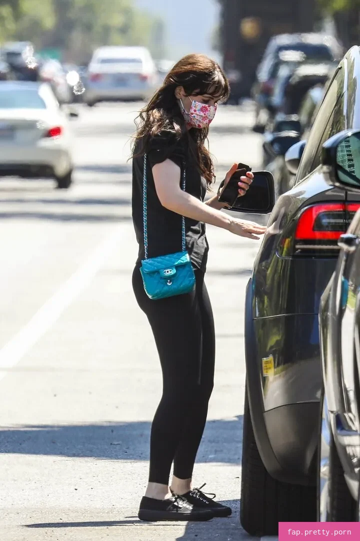 Zooey Deschanel - Photo #00