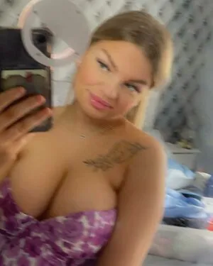 Zoe_ellerington