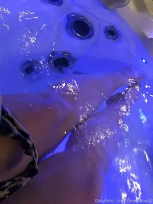 zoeykatexo2