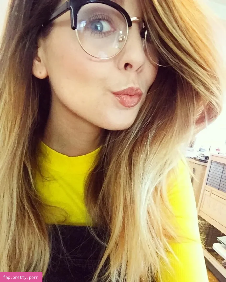 Zoë Sugg - Photo #16